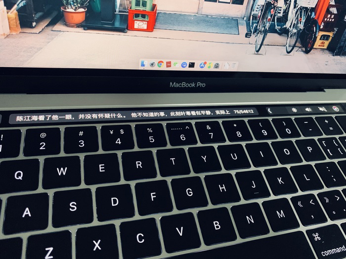 在 Macbook 上可以利用 TouchBar 摸鱼，简直神了