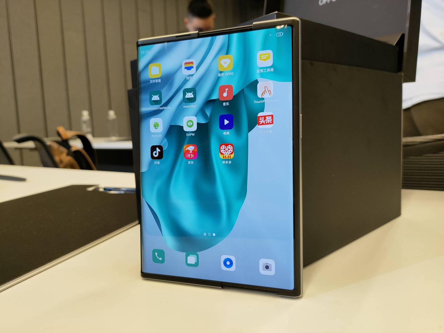 OPPO X 2021 卷轴屏概念机