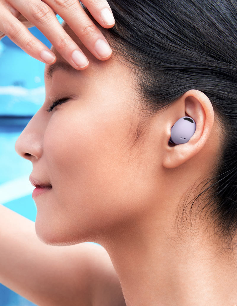 一位女士的生活照，其耳内戴着Galaxy Buds2 Pro。