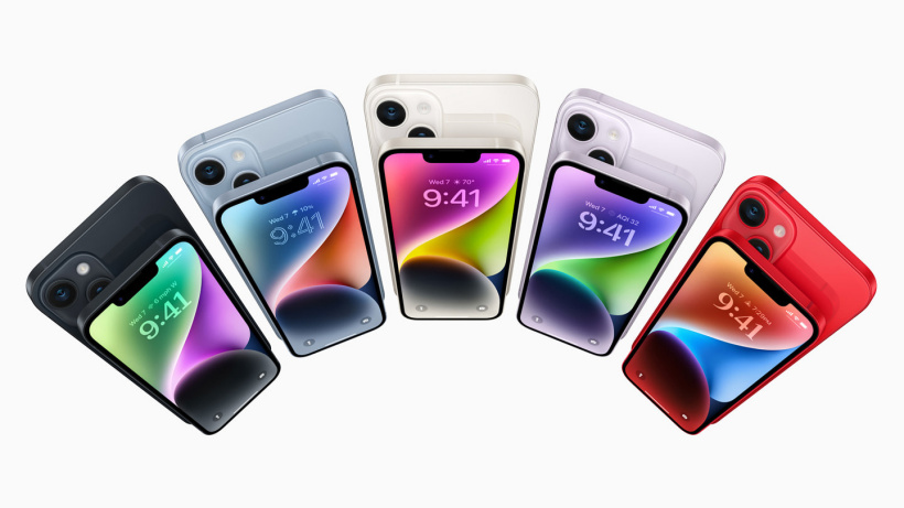 10 部 iPhone 14 和 iPhone 14 Plus 排成拱形。