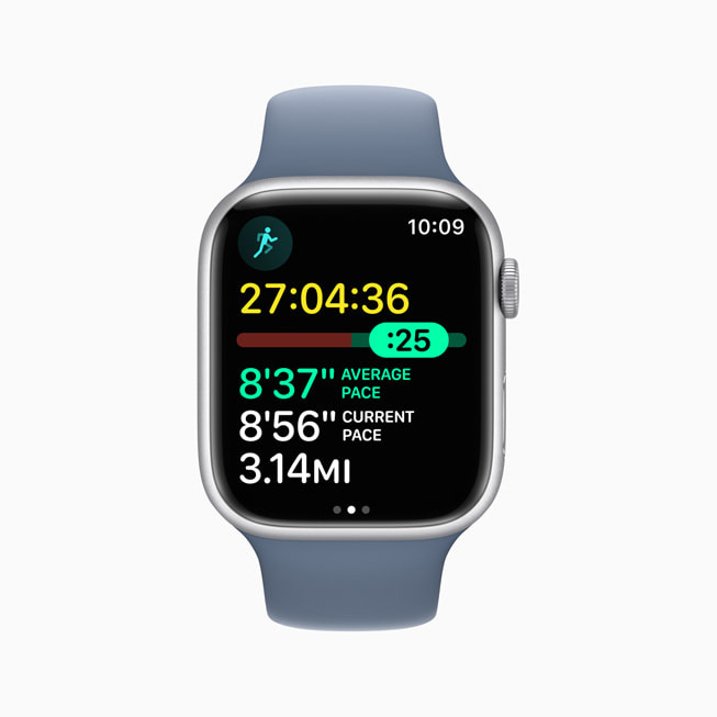Apple Watch Series 8 显示体能训练 App 中的配速视图