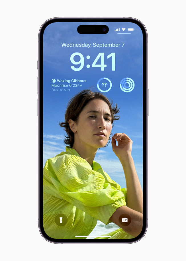 iOS 16 的个性化锁定屏幕与 iPhone 14 Pro 上的小组件。