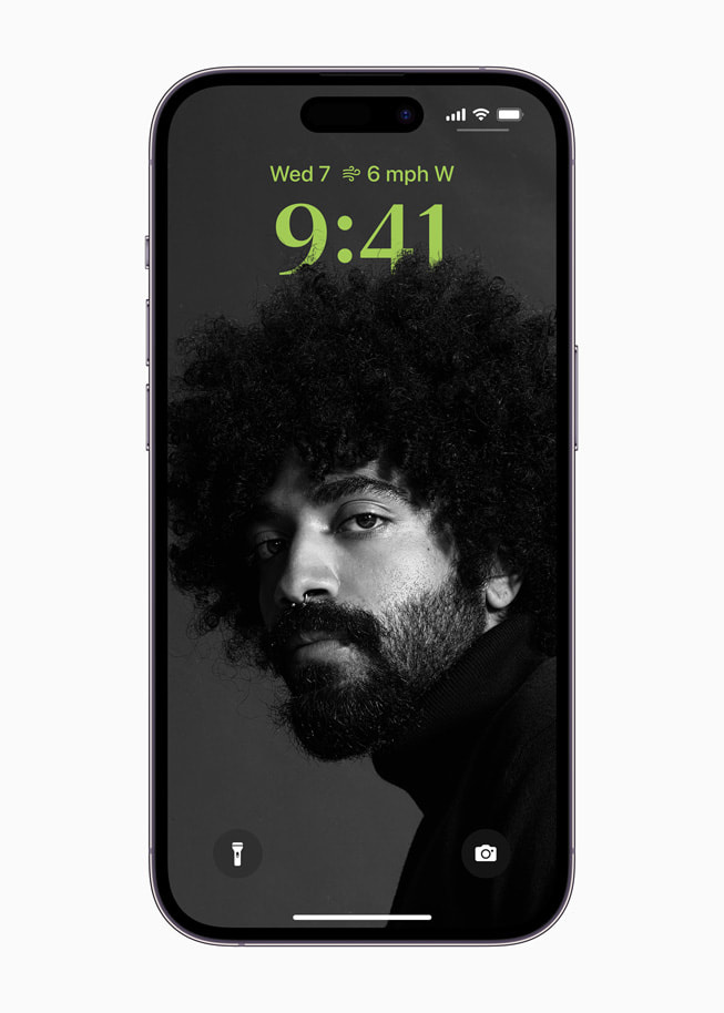 iOS 16 的个性化锁定屏幕与 iPhone 14 Pro 上的小组件。