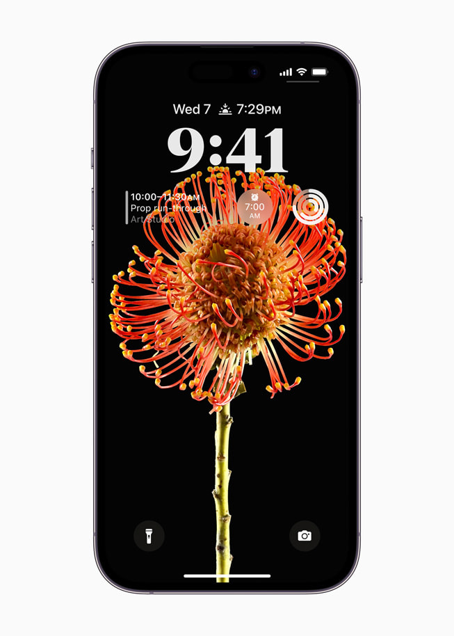 iOS 16 的个性化锁定屏幕与 iPhone 14 Pro 上的小组件。
