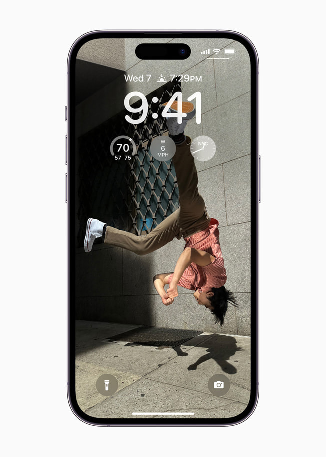 iOS 16 的个性化锁定屏幕与 iPhone 14 Pro 上的小组件。