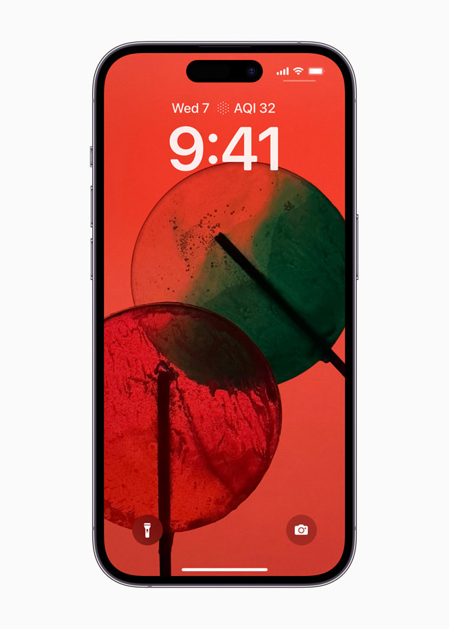 iOS 16 的个性化锁定屏幕与 iPhone 14 Pro 上的小组件。