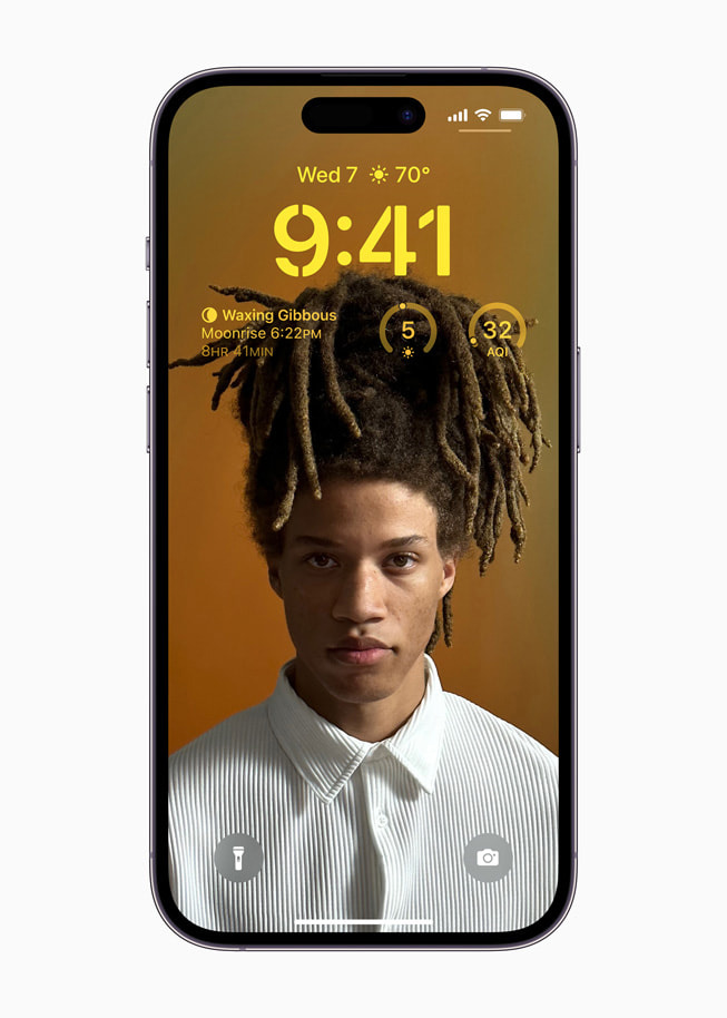 iOS 16 的个性化锁定屏幕与 iPhone 14 Pro 上的小组件。