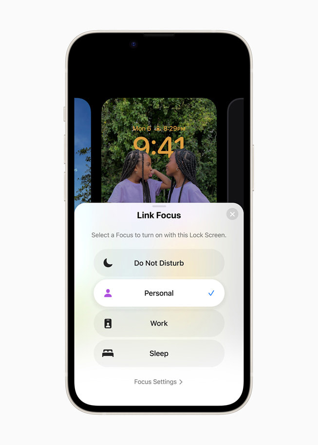 iPhone 14 上与 iOS 16 个性化锁定屏幕相关联的专注模式。