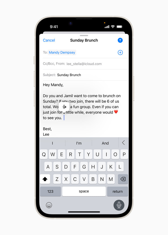 在 iPhone 14 上使用 iOS 16 的听写在邮件 App 中使用语音。