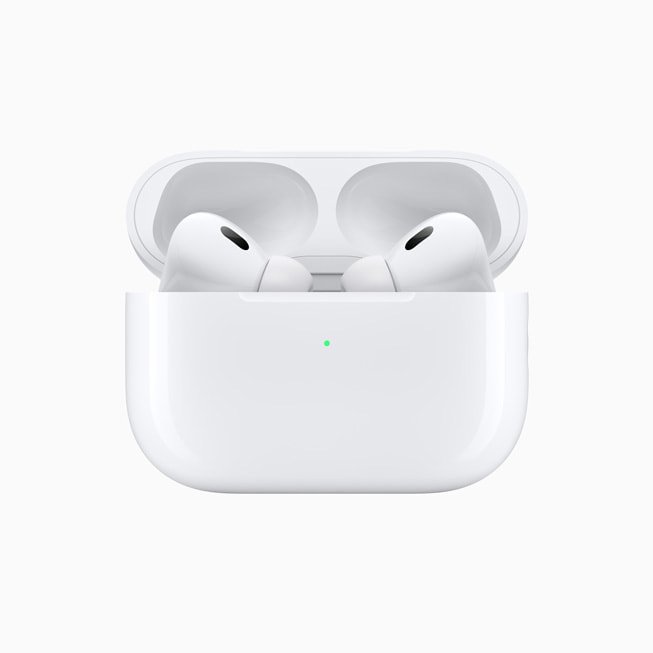 装在充电盒内的 AirPods Pro（第二代）。