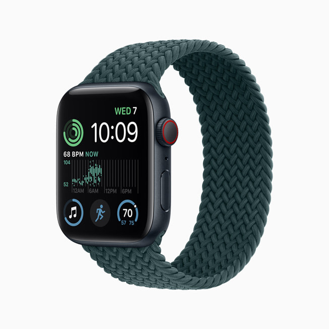 午夜色铝金属表壳的新款 Apple Watch SE。