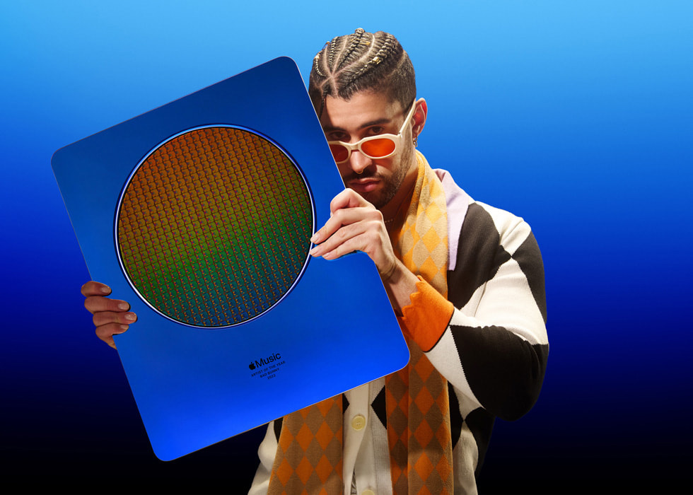 音乐人 Bad Bunny 手持 2022 年 Apple Music 年度艺人奖牌。